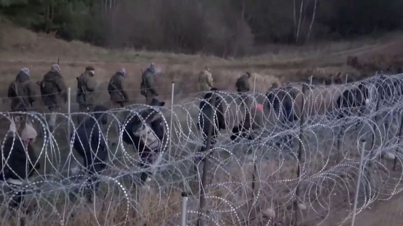 Migranti se pokusili proniknout do Polska, v lese se našlo tělo mladého muže